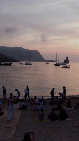 La-Playa-De-Benirras-En-Ibiza,-Popular-Entre-Las-Multitudes-Que-Se-Reúnen-Al-Atardecer-En-Vertical.