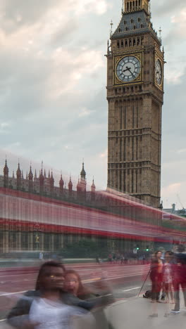 Zeitraffer-Der-Skyline-Von-London-Im-Vertikalmodus