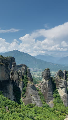 Formaciones-Rocosas-De-Meteora-Y-Monasterios-En-Grecia-En-Vertical