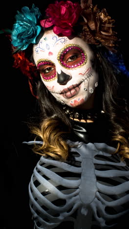 Mujer-Con-Cara-De-Calavera-De-Caramelo-Maquillaje-Vertical