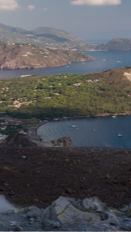 Vulkaninsel-Vor-Der-Küste-Siziliens-In-Vertikaler