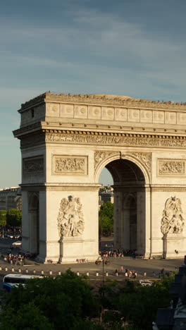 arc-de-triomphe,-paris-in-vertical-format