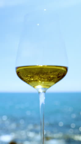 Ein-Glas-Weißwein-Und-Prickelndes-Meer