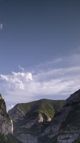 Parque-Natural-Monte-Pedido-En-Aragón-España-En-Vertical