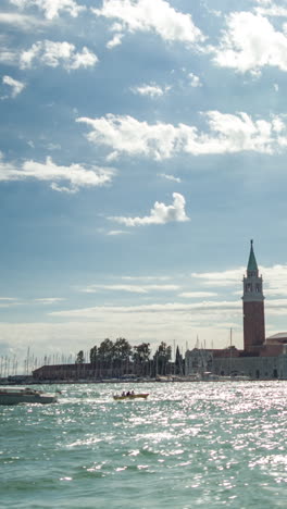 Canal-Ciudad-De-Venecia-En-Vertical