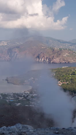 Isla-Volcánica-Frente-A-La-Costa-De-Sicilia-En-Vertical.