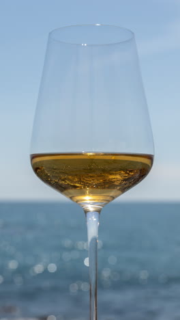 Una-Copa-Con-Vino-Blanco-Y-Mar-Espumoso