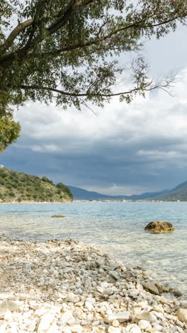 Wilder-Strand-In-Griechenland-In-Vertikaler