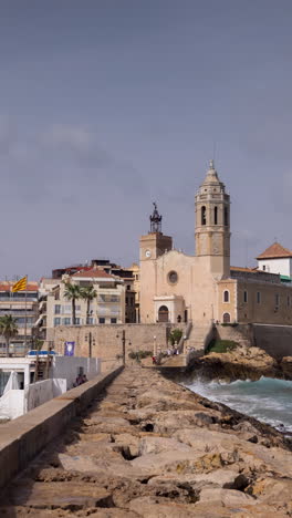 Iglesia-Del-Mar-Y-Edificios-En-Sitges,-España-En-Vertical.