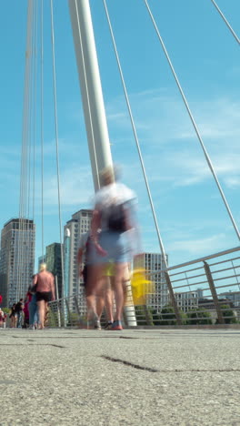 Menschenmassen-Eilen-Vorbei-Auf-Der-Tower-Bridge,-London-In-Vertikaler