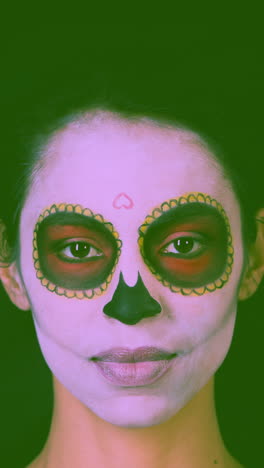 Mujer-Con-Cara-De-Calavera-De-Caramelo-Maquillaje-Vertical