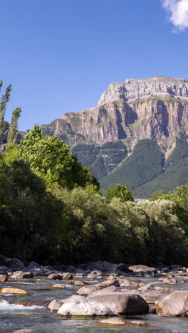 Parque-Natural-Monte-Pedido-En-Aragón-España-En-Vertical