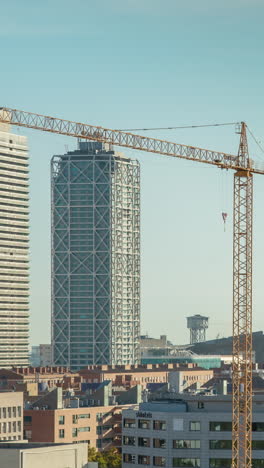 Skyline-Von-Barcelona-Von-Einem-Hohen-Aussichtspunkt-In-Vertikaler