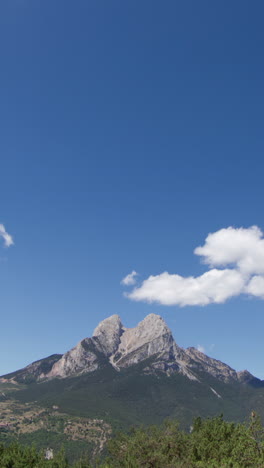 Pedra-Forca-Berglandschaft,-Katalonien,-Spanien-In-Vertikaler