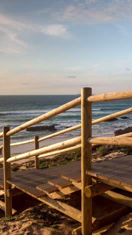 Hermosa-Playa-Salvaje-Y-Desierta-En-La-Costa-Atlántica-De-Portugal-En-Vertical