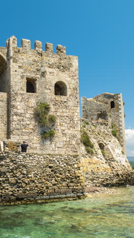 Bourtzi-Del-Castillo-De-Methoni-En-Grecia-Con-Mar-Azul-Claro-En-Vertical