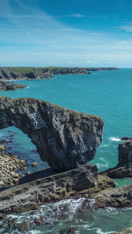 Arco-De-Roca-Natural-En-La-Costa-De-Pembrokeshire,-Gales-En-Vertical.