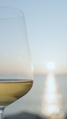 Ein-Glas-Weißwein-Und-Prickelndes-Meer