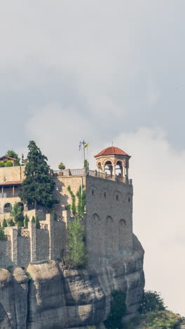 Formaciones-Rocosas-De-Meteora-Y-Monasterios-En-Grecia-En-Vertical