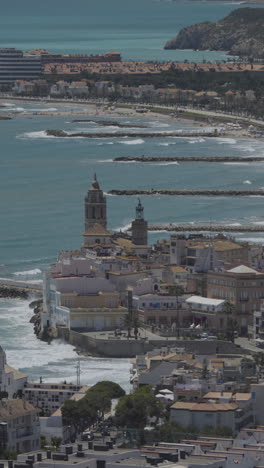 Meer,-Kirche-Und-Gebäude-In-Sitges,-Spanien-In-Vertikaler