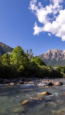 Naturpark-Monte-Pedido-In-Aragon,-Spanien-In-Vertikaler