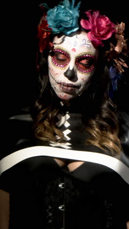 Mujer-Con-Cara-De-Calavera-De-Caramelo-Maquillaje-Vertical