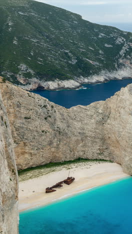 Navagio-Schiffswrack-In-Zakynthos,-Griechenland-In-Vertikaler