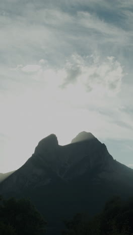 Pedra-Forca-Berglandschaft,-Katalonien,-Spanien-In-Vertikaler