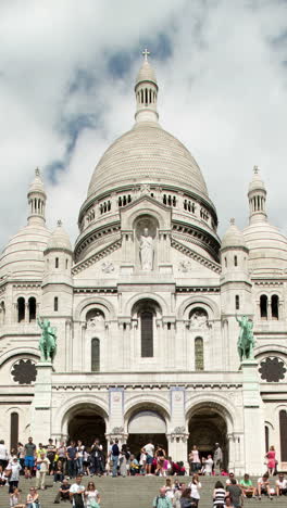 sacre-coeur-in-paris-in-vertical-format