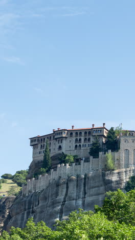 Formaciones-Rocosas-De-Meteora-Y-Monasterios-En-Grecia-En-Vertical