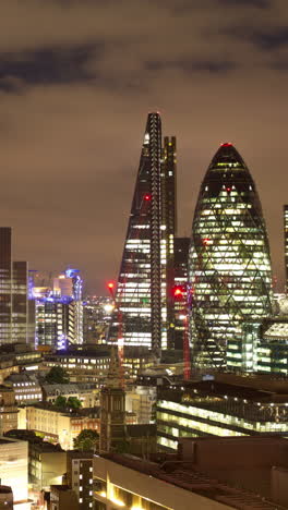 Zeitraffer-Der-Skyline-Von-London-Im-Vertikalmodus