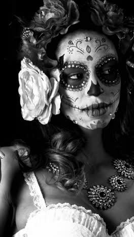 Mujer-Con-Cara-De-Calavera-De-Caramelo-Maquillaje-Vertical