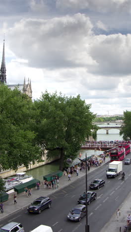 Kathedrale-Notre-Dame-In-Paris-In-Vertikaler