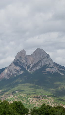 Pedra-Forca-Berglandschaft,-Katalonien,-Spanien-In-Vertikaler