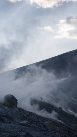 Vulkaninsel-Vor-Der-Küste-Siziliens,-Italien-In-Vertikaler