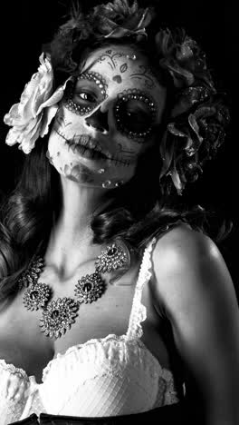 Mujer-Con-Cara-De-Calavera-De-Caramelo-Maquillaje-Vertical