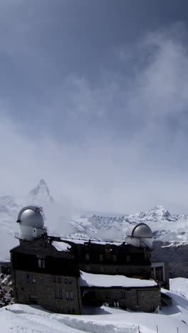 Picos-Montañosos-Del-Matterhorn,-Alpes-En-Vertical.