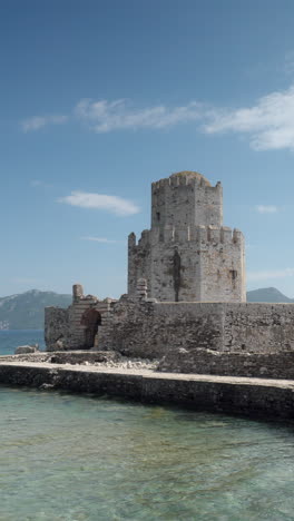 Bourtzi-Del-Castillo-De-Methoni-En-Grecia-Con-Mar-Azul-Claro-En-Vertical