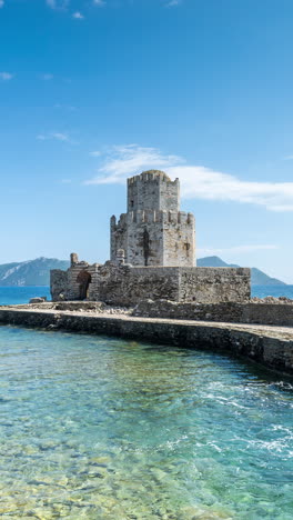 Bourtzi-Der-Burg-Von-Methoni-In-Griechenland-Mit-Blauem,-Klarem-Meer-In-Vertikaler-Richtung