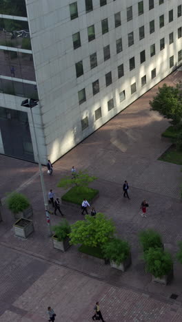 Gebäude-Im-Viertel-La-Défense-In-Paris-In-Vertikaler