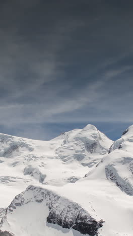 Picos-Montañosos-Del-Mont-Blanc,-Alpes-En-Vertical.