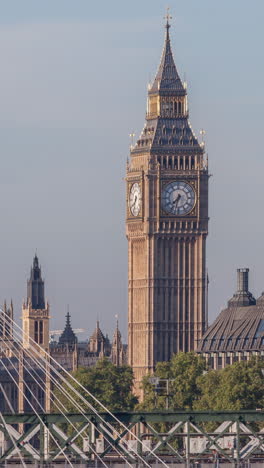 Zeitraffer-Der-Skyline-Von-London-Im-Vertikalmodus