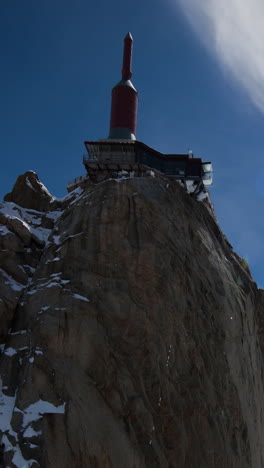 Picos-Montañosos-Del-Mont-Blanc,-Alpes-En-Vertical.