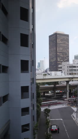 Tokio-Monorail-Durchquert-Die-Wolkenkratzer-Der-Stadt-In-Vertikaler