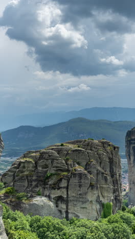 Meteora-Felsformationen-Und-Klöster-In-Griechenland-In-Vertikaler