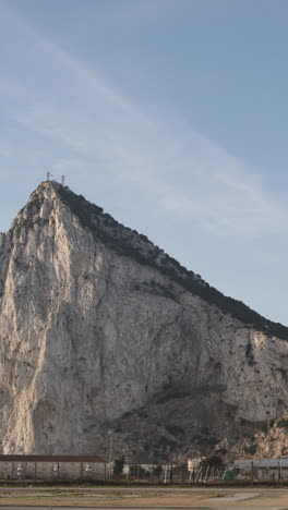 El-Peñón-De-Gibraltar-En-Vertical.