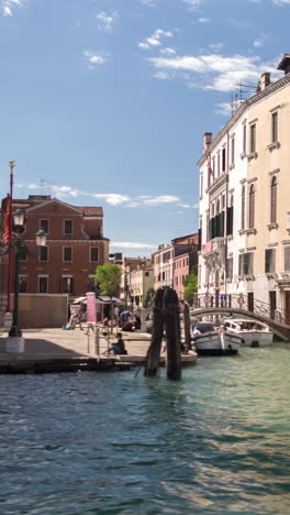 Canal-Ciudad-De-Venecia-En-Vertical