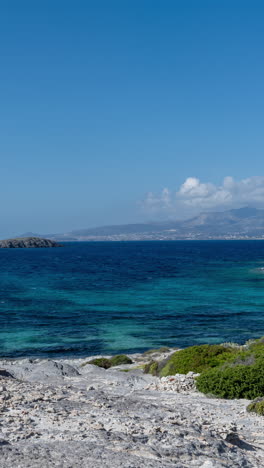 Playa-Faneromeni-En-Antiparos,-Grecia-En-Vertical.