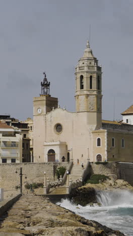 Iglesia-Del-Mar-Y-Edificios-En-Sitges,-España-En-Vertical.