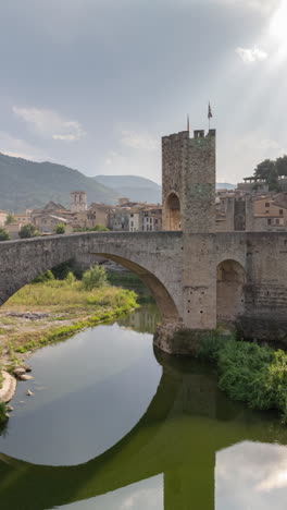 Besalú,-Girona,-España-En-Vertical.